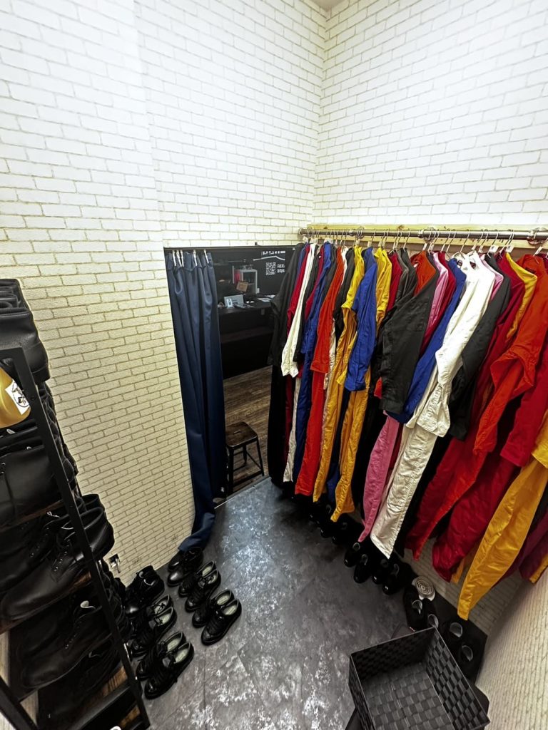 【東京で唯一?】REEAST ROOMが“飲み放題×物壊し×斧投げ”を開始|池袋・西新宿で話題の新感覚ストレス発散スポット