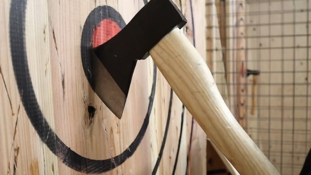 THE AXE THROWING BAR(斧投げバー)-浅草/蔵前で斧投げやシーシャを